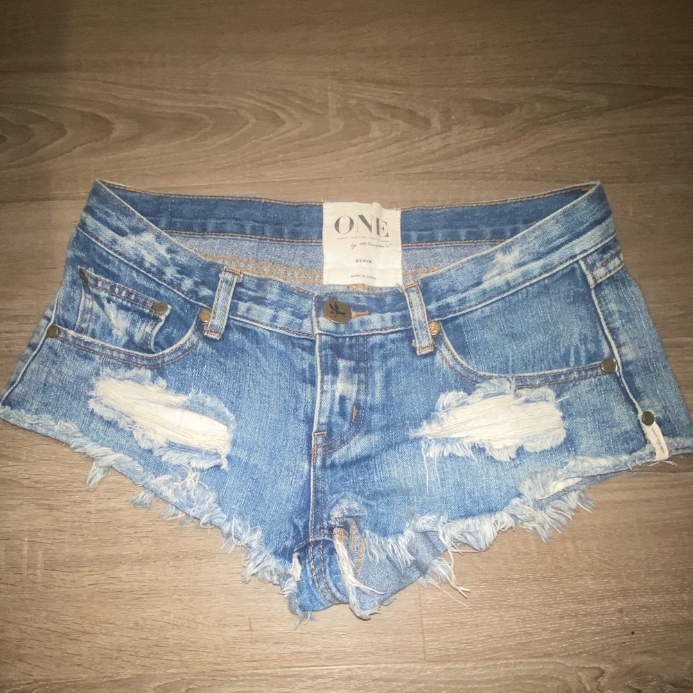One Teaspoon “Trash Whore” Jean Shorts ~ Size 26